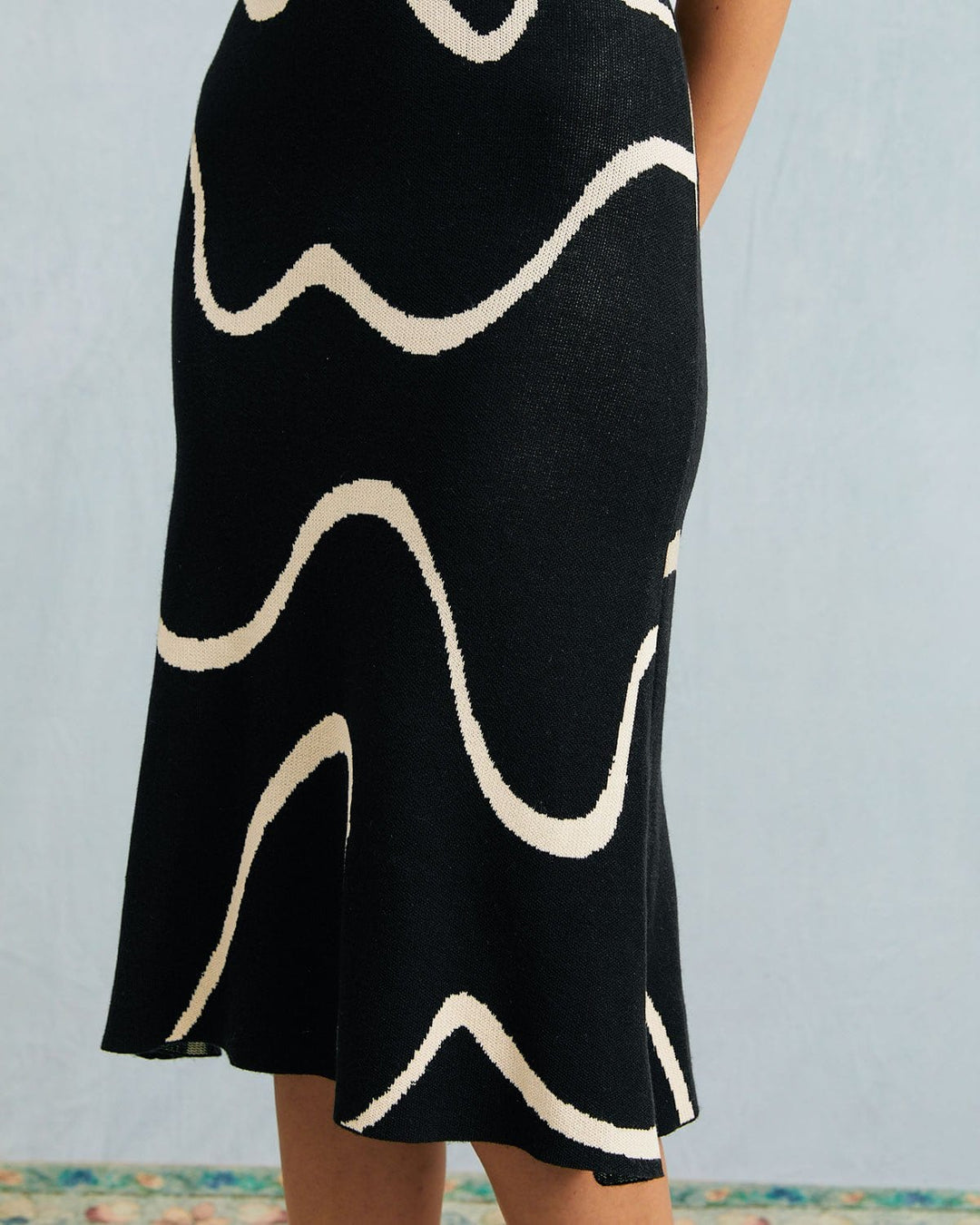 Charlotte™ | Robe midi noire avec fente sirène